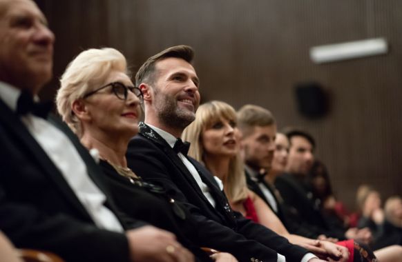 Zuschauer erleben einen inspirierenden Moment während der Leadership Keynote