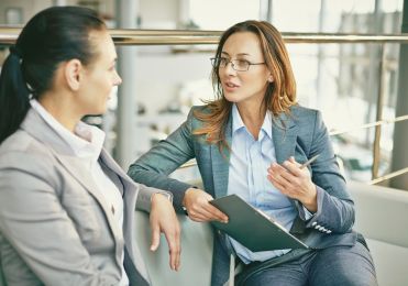 Manager führt Remote Team mit digitalen Leadership Methoden