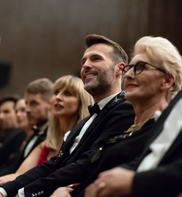 Maßgeschneiderte Vorbereitung sichert thematische Übereinstimmung zwischen Redner und Veranstaltungsziel für maximale Wirkung