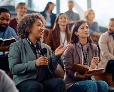 Event-Organisatoren planen erfolgreiche Unternehmenstagung mit professionellem Redner