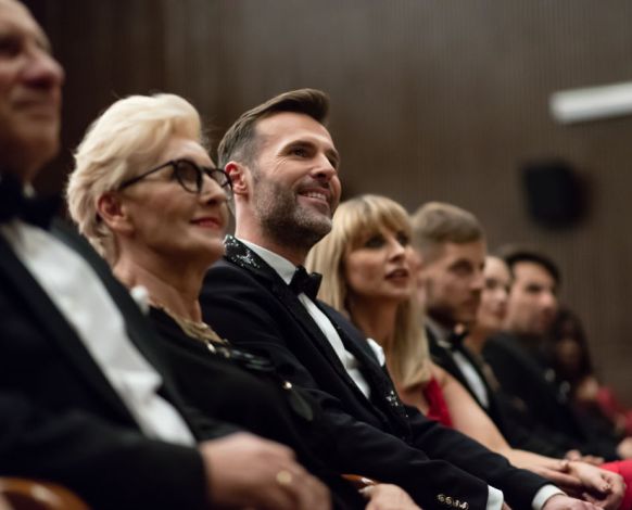 Zuschauer erleben einen inspirierenden Moment während der Leadership Keynote