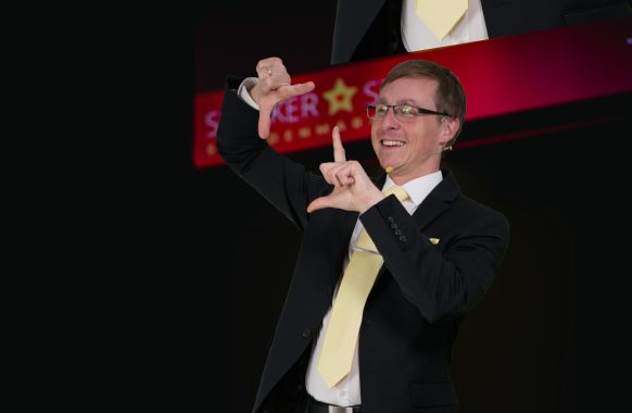 Teilnehmer lächeln und reagieren begeistert während einer Keynote Leadership von Tim Glück